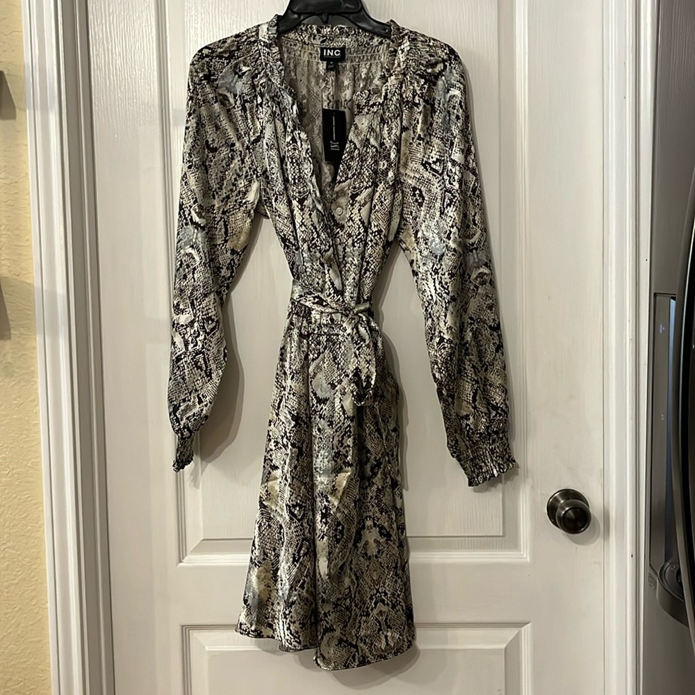 I.N.C. Size Medium Snake print Warm winter color